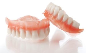 Пластиковые зубные протезы
