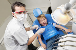 Как ставят пластинки на зубы ребенку?