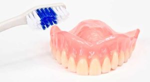 Уход за зубными протезами съемного типа