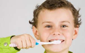 Когда нужно начинать ухаживать за зубами ребенка?