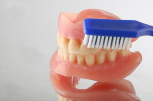 Правильный уход за зубными протезами