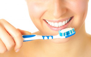 Как правильно чистить зубы ребенку?