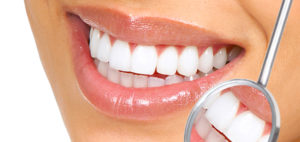 Зачем нужна чистка зубов у стоматолога?